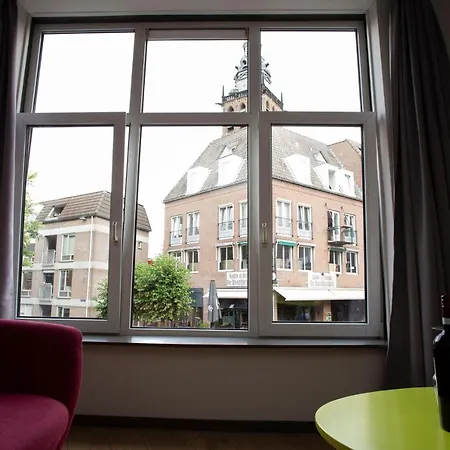 Holt Hotel *