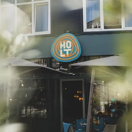 Holt Hotel *